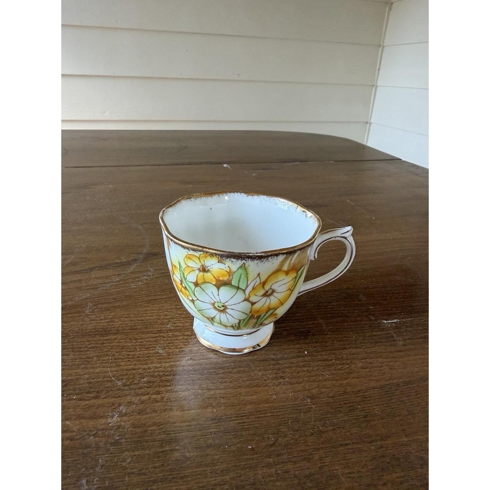 Vintage Royal Albert Petunia Teacup Bone China England 1940s